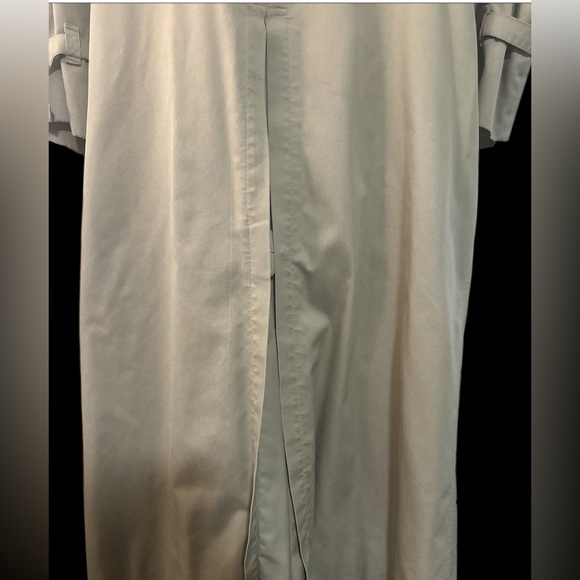 Burberry’s Vintage Tan Trench Coat with Belted Waist and Wide Lapels - Picture 12 of 17